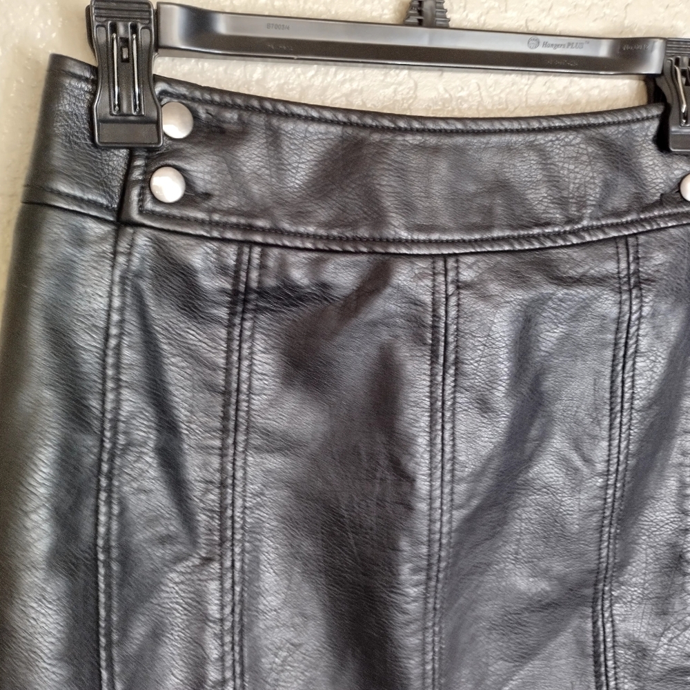 Free People Soft Vegan Faux Leather Mini Skirt Waist Zipper Black Sz 2 - Picture 2 of 6